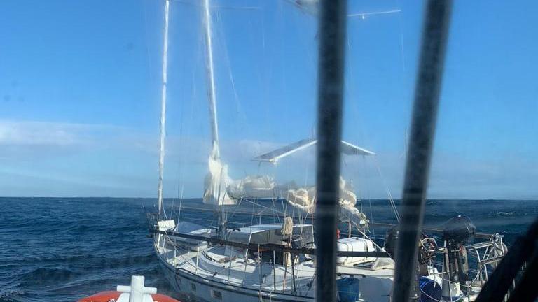 Barca affonda nel golfo di Oristano: in salvo 4 giovani danesi