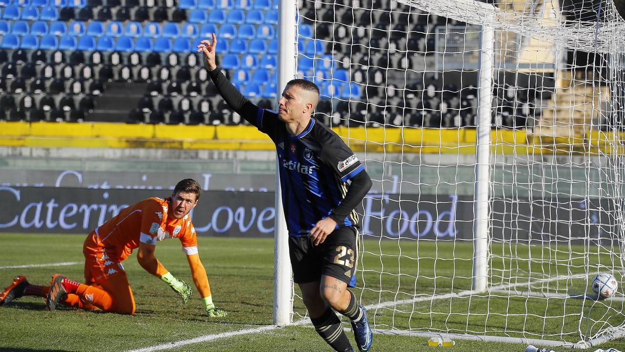 L'esultanza di Francesco Lisi dopo il gol-vittoria contro il Brescia (Foto Fabio Muzzi)
