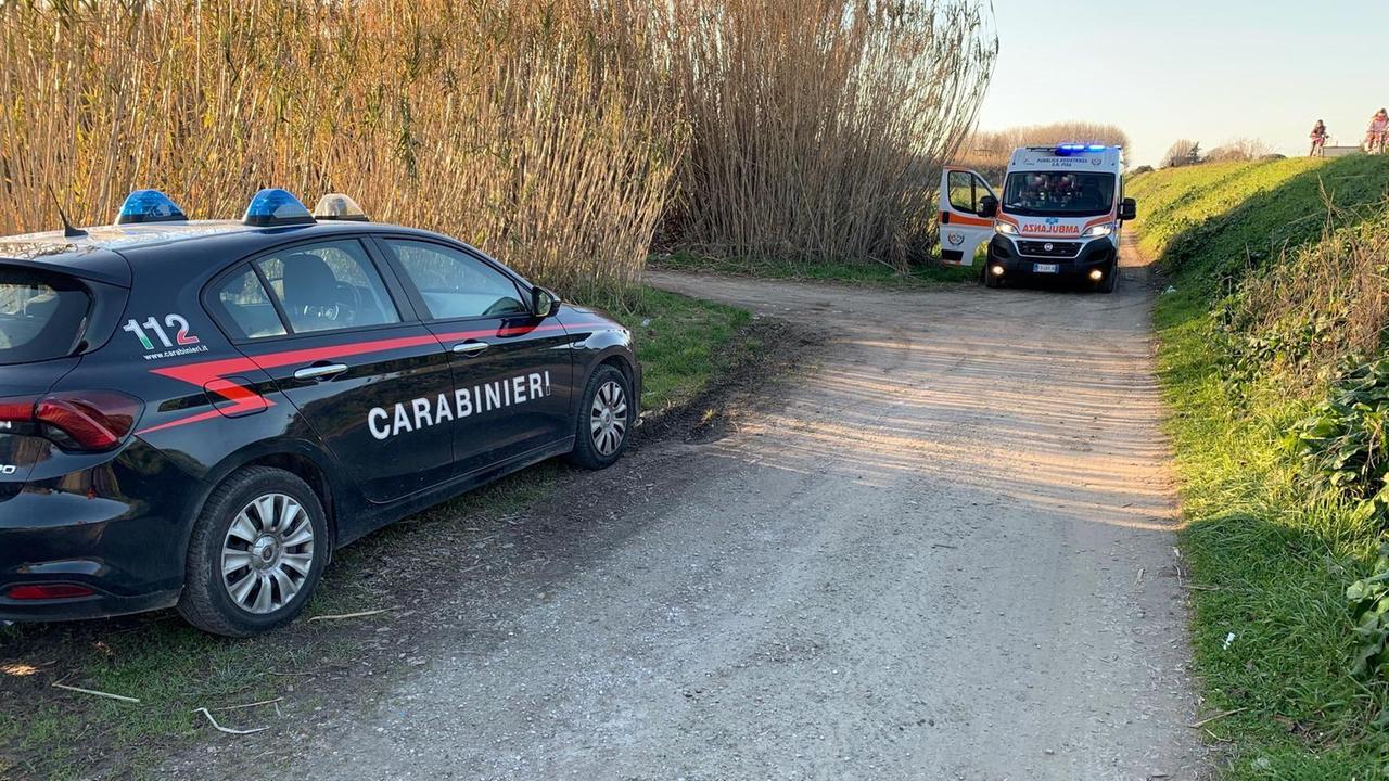 I carabinieri e l'ambulanza intervenuti lungo l'argine del Serchio