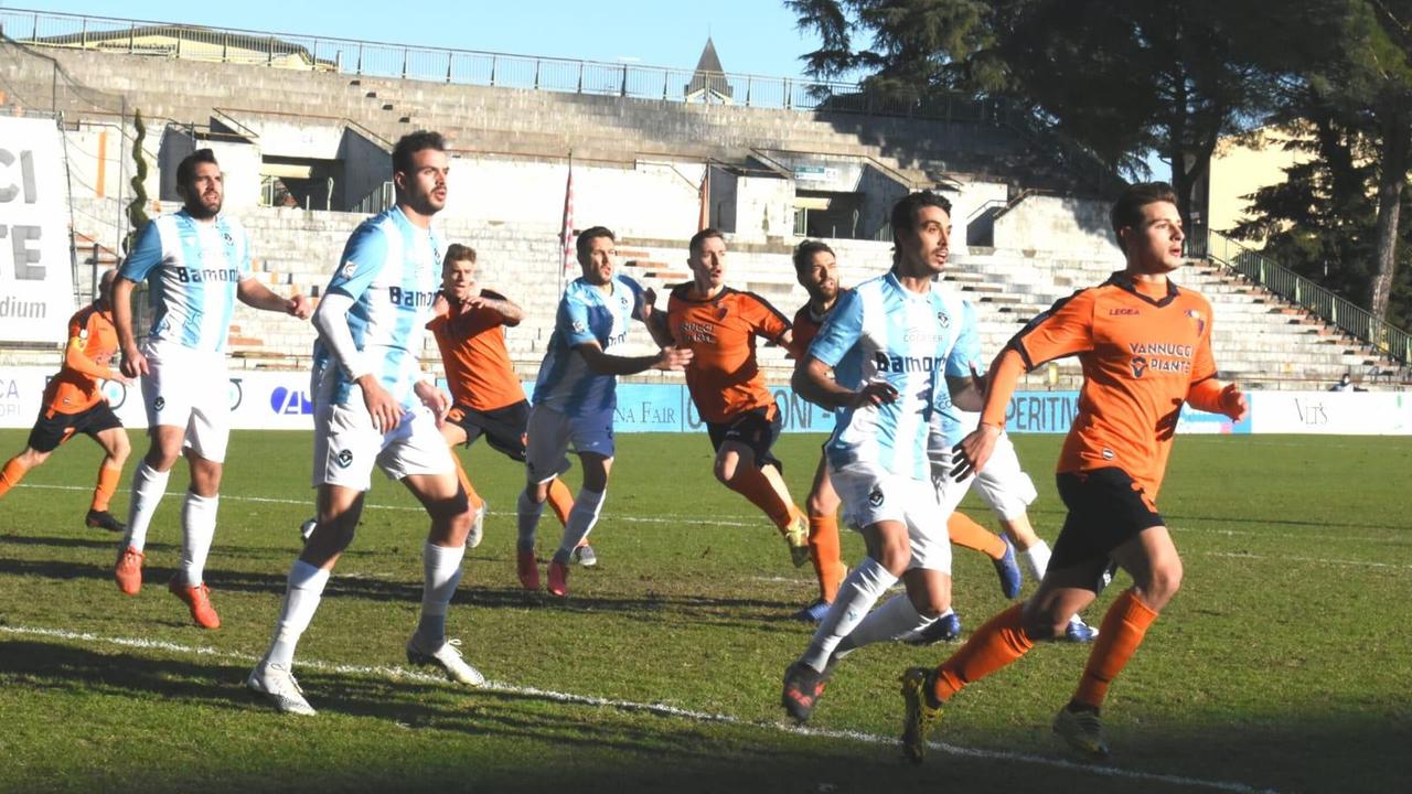 Un'azione della Pistoiese contro la Giana Erminio (Foto Gori)