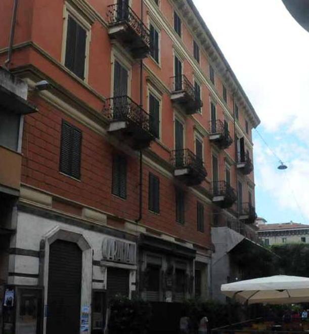 Politeama, qualcosa si muove: lavori sull’ala di via Roma