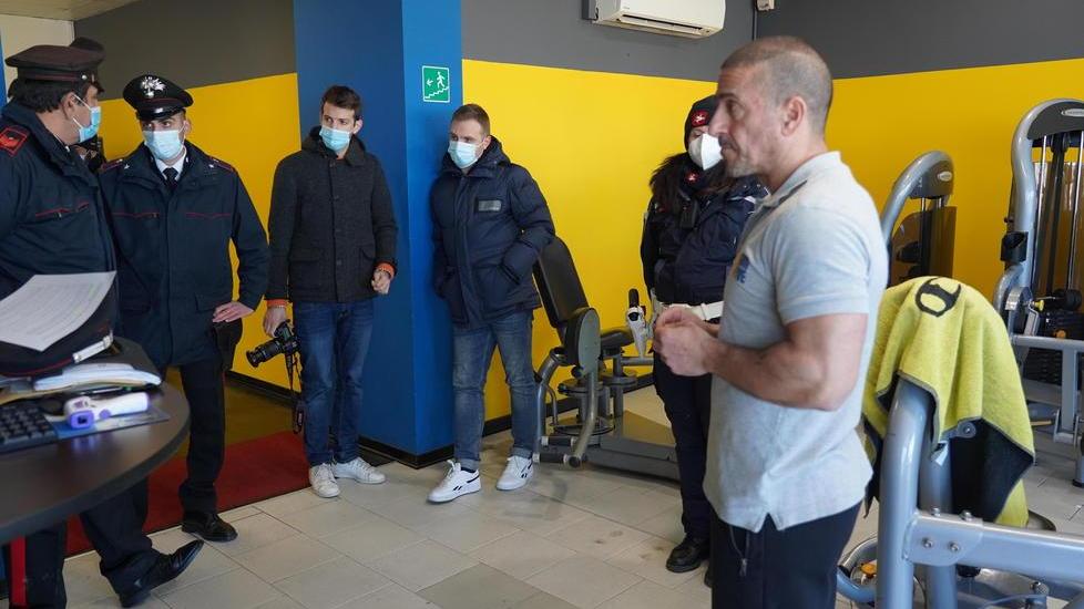 Il personal trainer Paolo Derna all'arrivo delle forze dell'ordine (foto Franco Silvi)