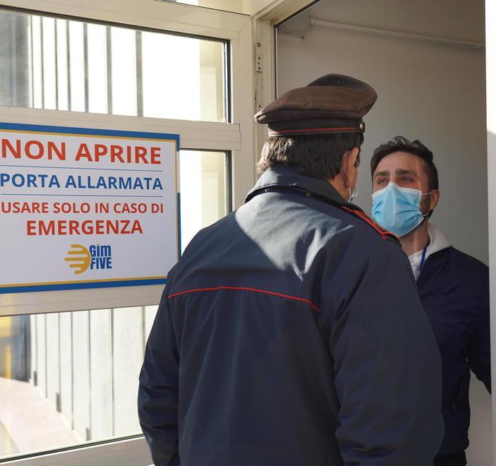 L’ingresso dei carabinieri nella palestra GimFive (foto Franco silvi)