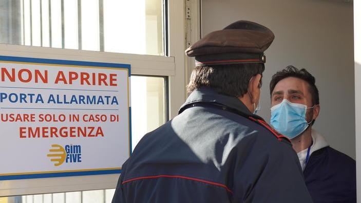 L’ingresso dei carabinieri nella palestra GimFive (foto Franco silvi)