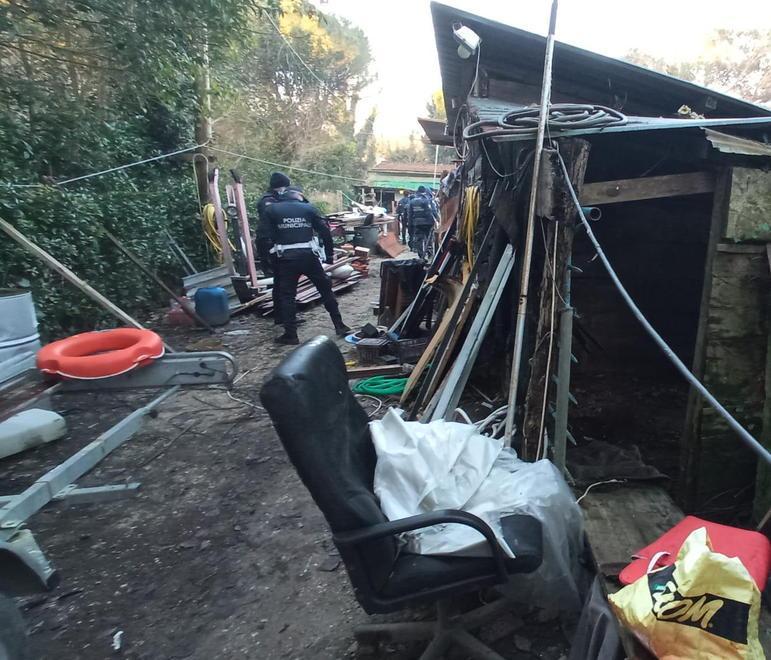 Armi e droga in una baracca lungo l’Arno 