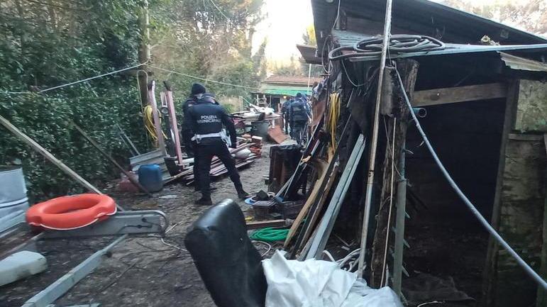 Armi e droga in una baracca lungo l’Arno