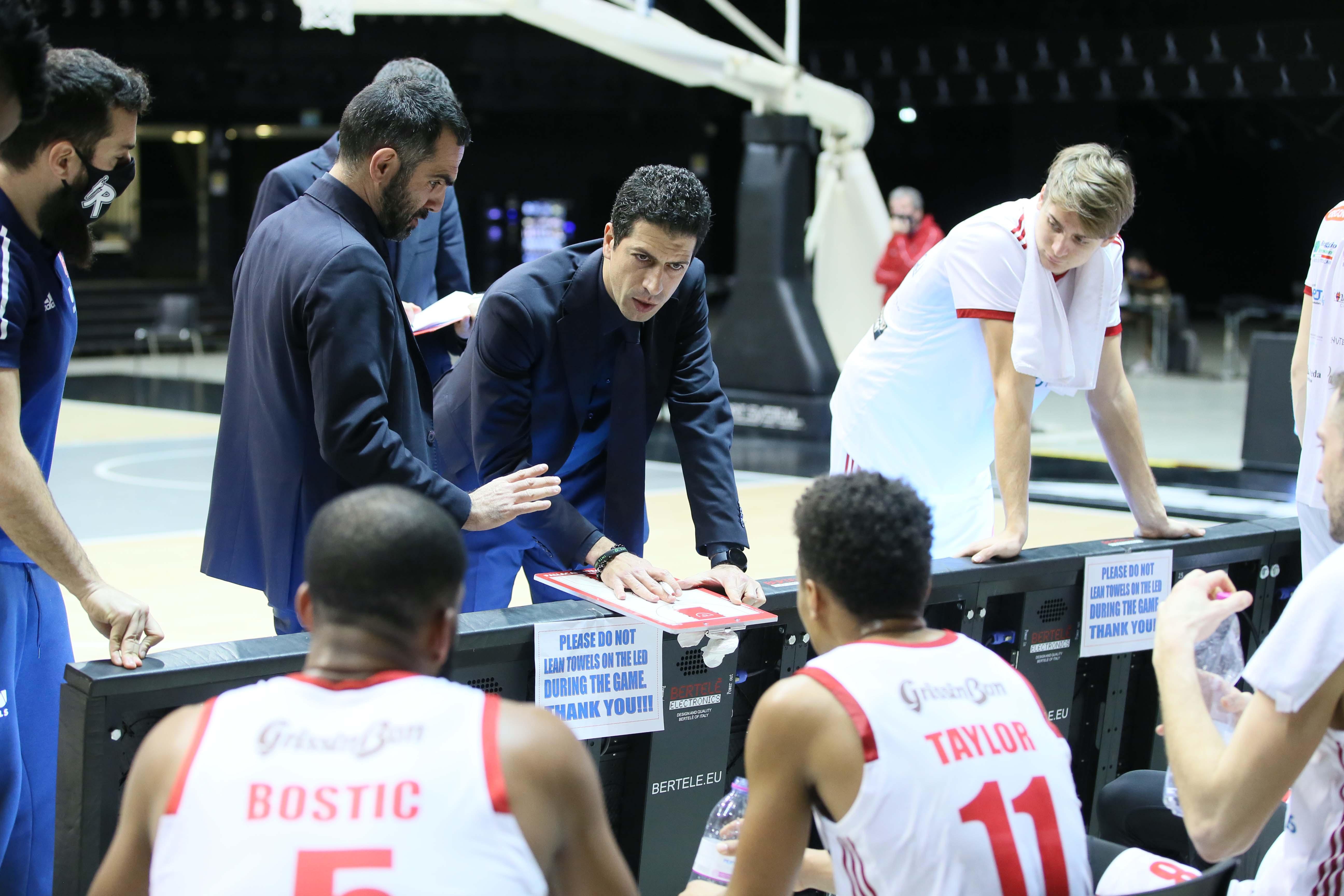 La Unahotels durante un time out all'Unipol Arena