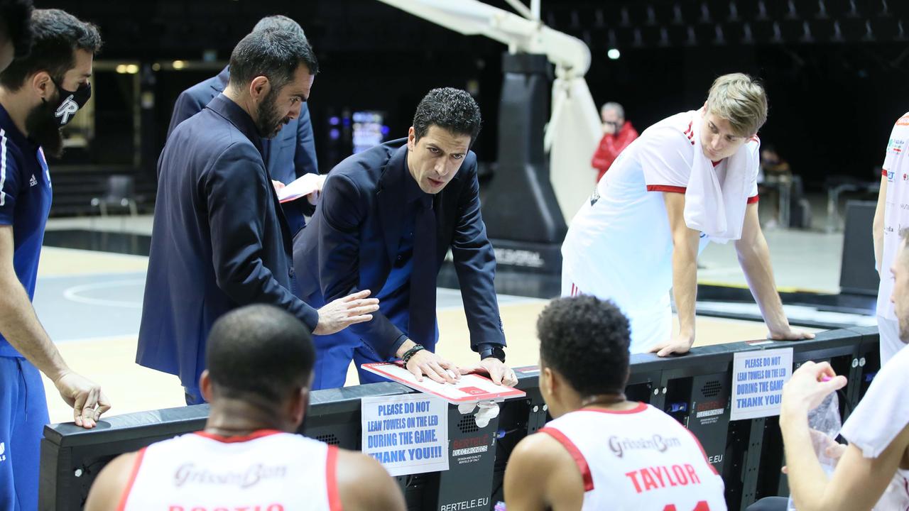La Unahotels durante un time out all'Unipol Arena