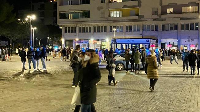 Covid: folla in centro Pescara, polizia chiude piazza movida