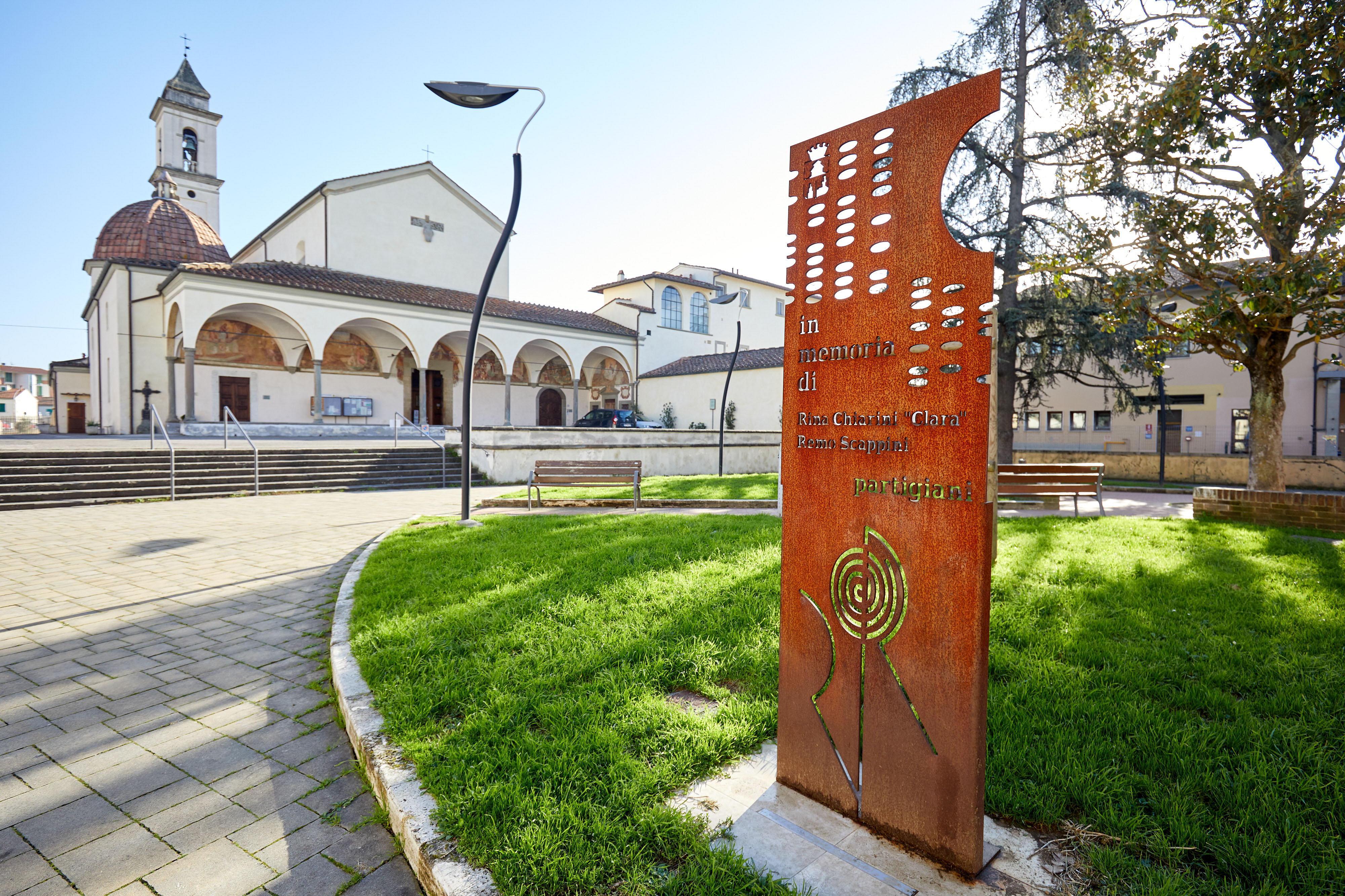 La stele dedicata a Rina Chiarini e Remo Scappini davanti alla chiesa di Santa Maria a Ripa (foto Carlo Sestini)