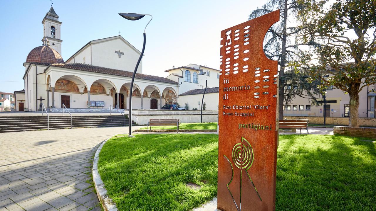 La stele dedicata a Rina Chiarini e Remo Scappini davanti alla chiesa di Santa Maria a Ripa (foto Carlo Sestini)