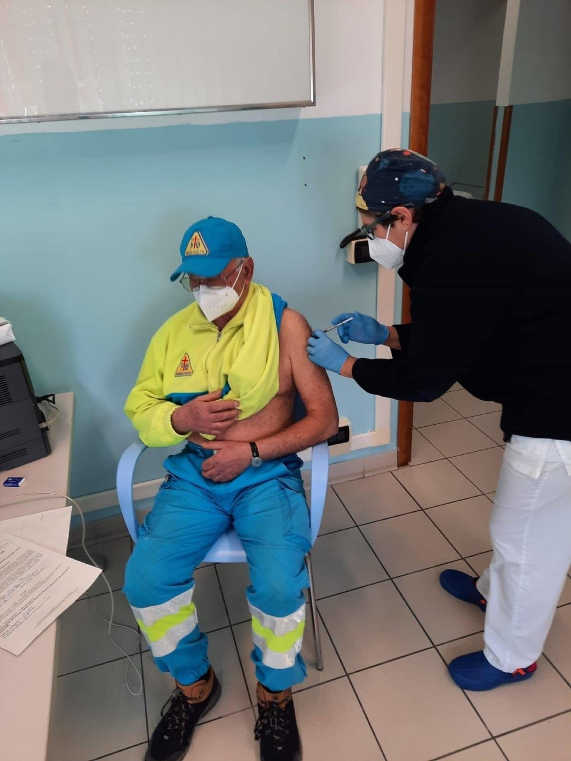 Il volontario della Misericordia di Montenero, Beppe Paci, mentre si vaccina