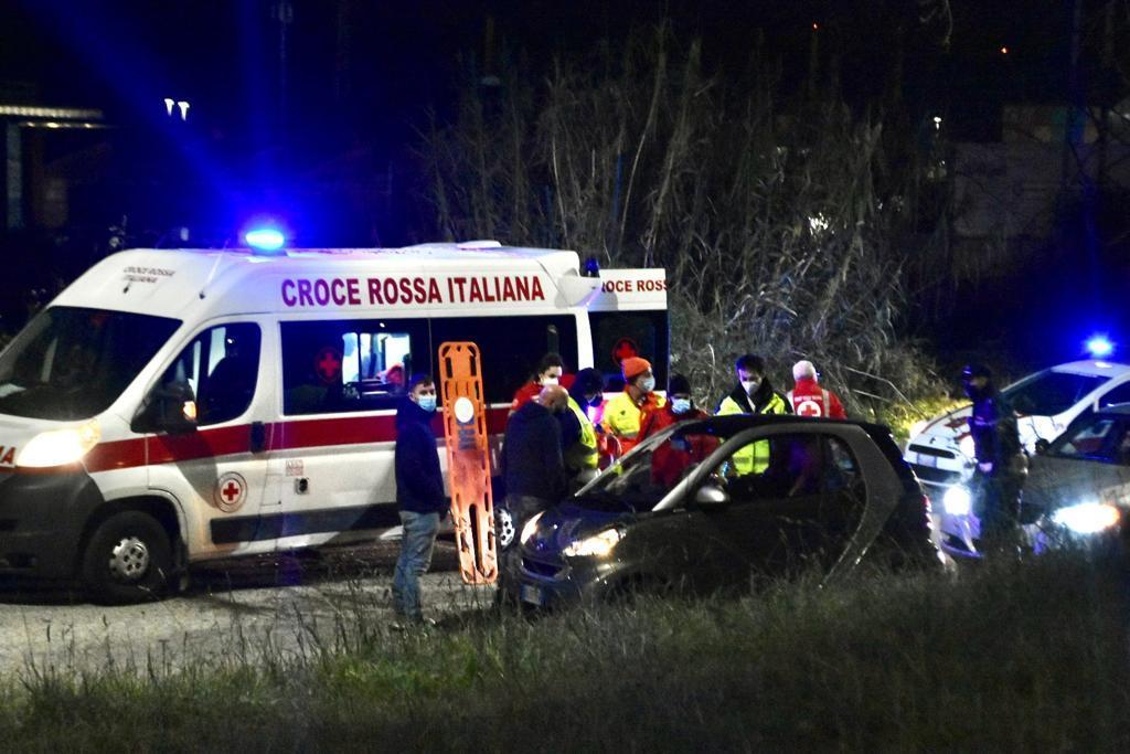 L'ambulanza della Croce rossa sul posto (foto Silvestri)