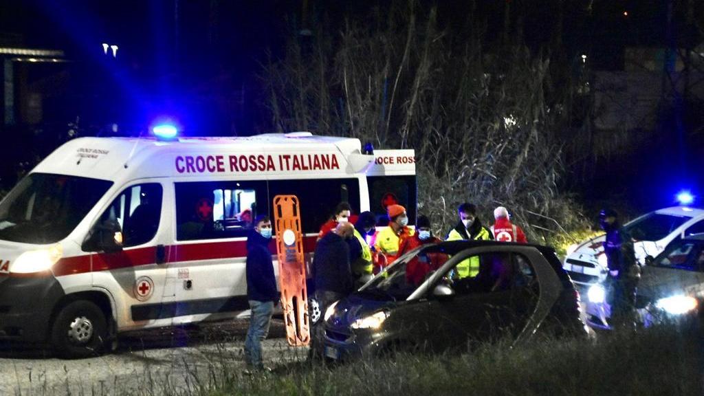 L'ambulanza della Croce rossa sul posto (foto Silvestri)