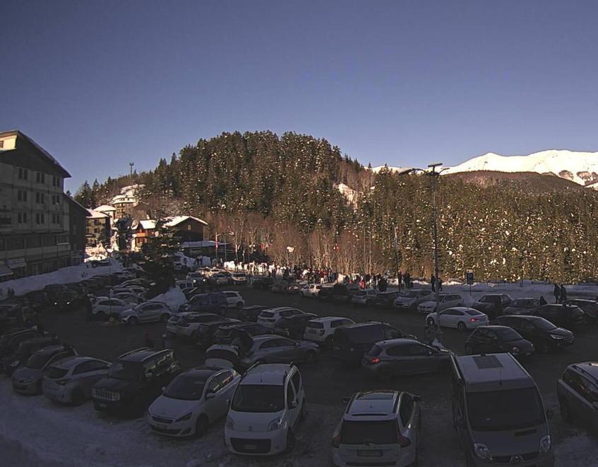 Ancora pieno nel primo pomeriggio di sabato 16 gennaio il parcheggio nel centro di Abetone