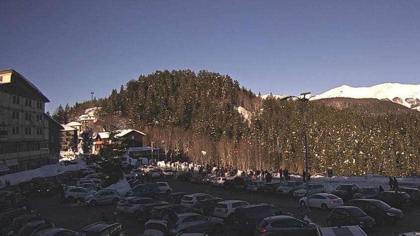 Ancora pieno nel primo pomeriggio di sabato 16 gennaio il parcheggio nel centro di Abetone