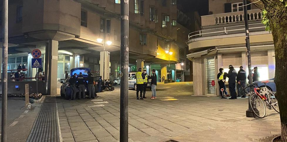 Rissa tra ragazzini a colpi di casco Scatta una denuncia