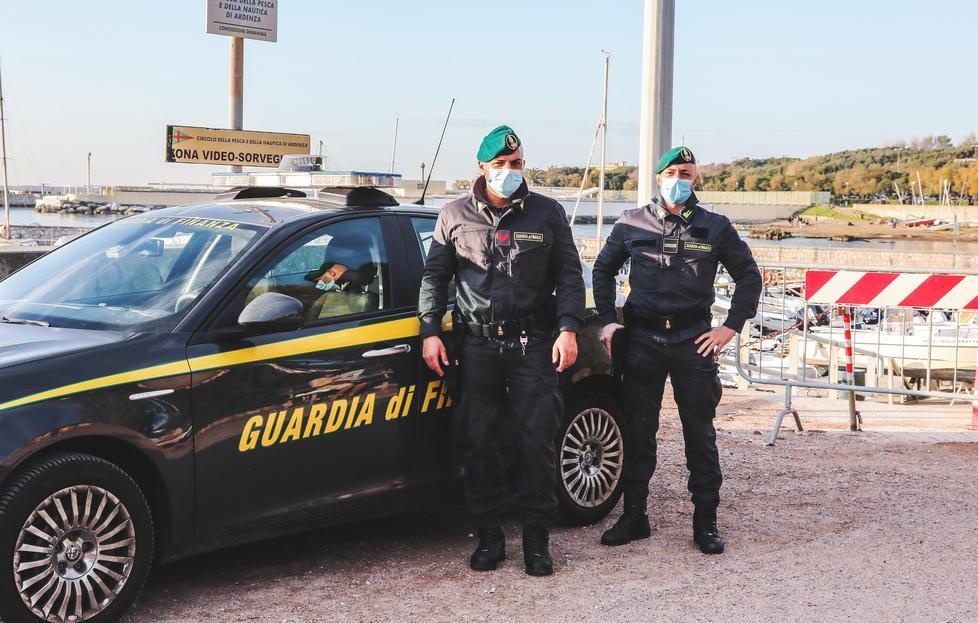Piazzale nella zona industriale sequestrato assieme ai camion