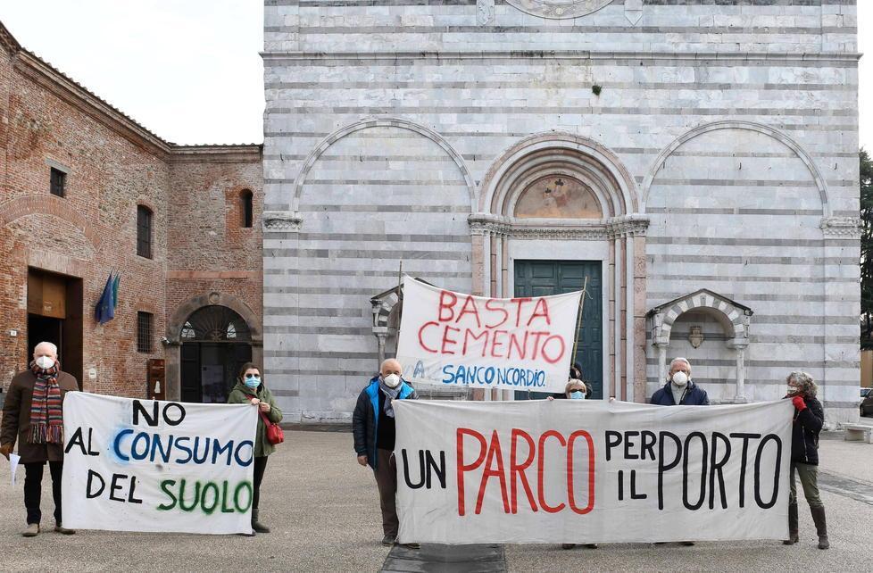Striscioni in piazza del Comitato San Concordio