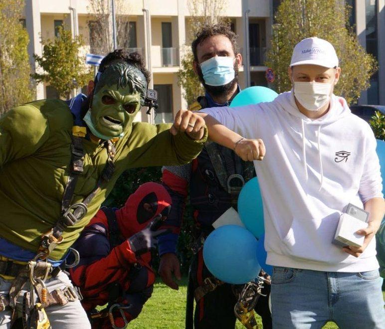 Lucart adotta il sogno di un ragazzo malato Un nuovo cellulare consegnato da Hulk 