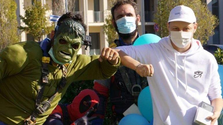 Lucart adotta il sogno di un ragazzo malato Un nuovo cellulare consegnato da Hulk