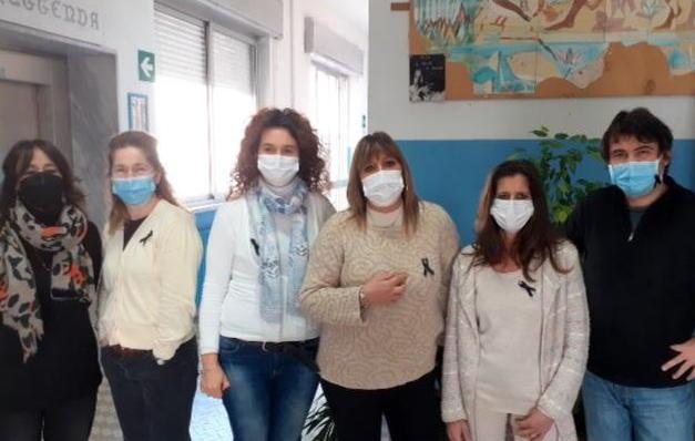A scuola con il fiocco nero del lutto per le vittime
