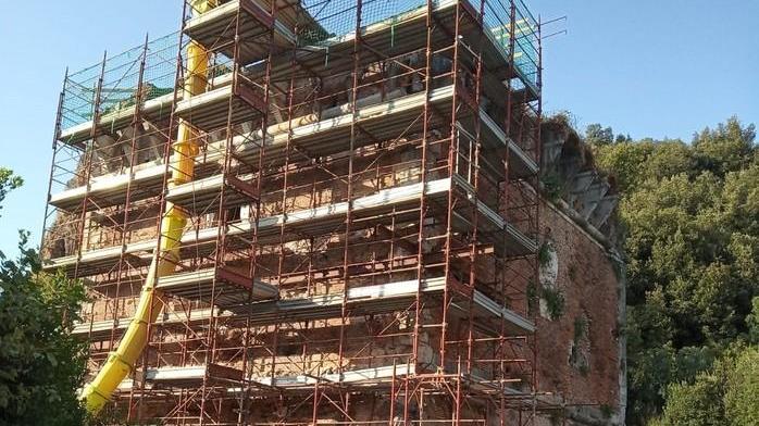 Fa discutere lo stop ai lavori alla torre del Salto della Cervia