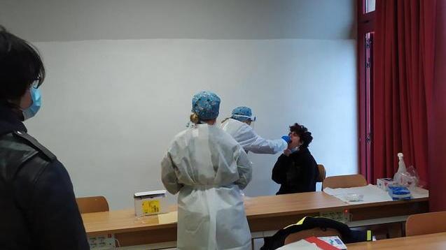 Tampone rapido ai primi 21 studenti