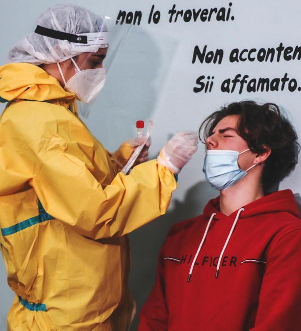 «Io il Covid l’ho avuto...» Gli studenti dell’Iti Galilei inaugurano i tamponi 