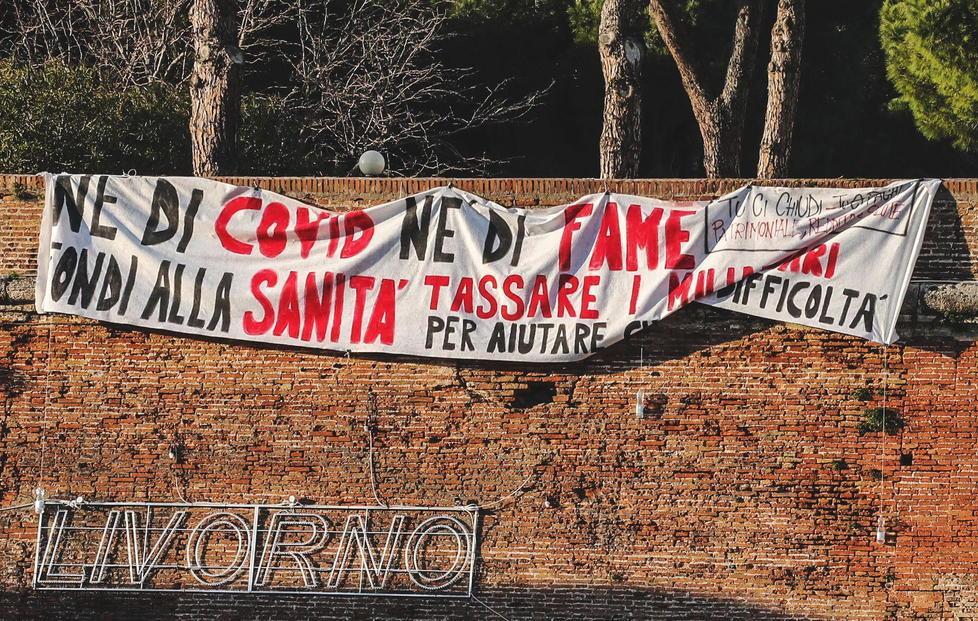 «Morire di covid o di fame Così ci stanno ricattando»
