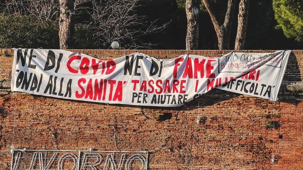 «Morire di covid o di fame Così ci stanno ricattando»