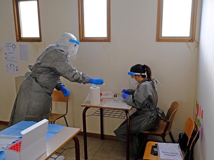 Gli studenti del Fermi di Cecina alla prova tampone: 25 ragazzi in fila per il test “Scuola sicura” 