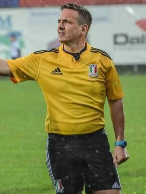 Cento di questi fischi: Matteo Liperini firma il nuovo record di arbitraggi in serie A 