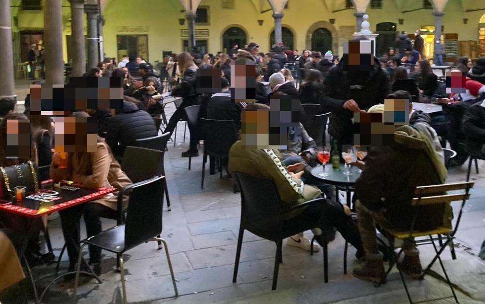 Mascherine abbassate e distanze disattese