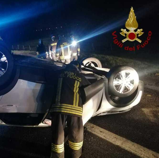 Cappotta con l’auto in autostrada: 38enne ferita