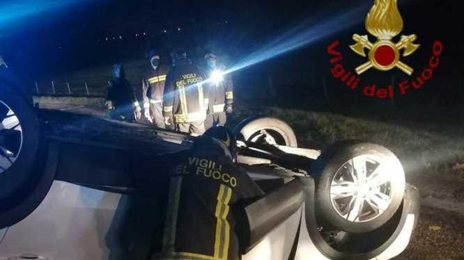 Cappotta con l’auto in autostrada: 38enne ferita