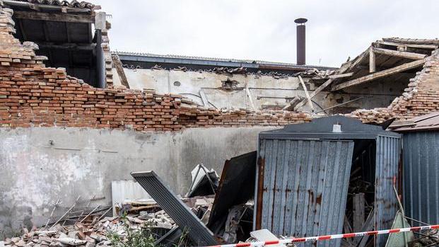 Il crollo nell’ex macello devasta un magazzino Via Govoni resta chiusa