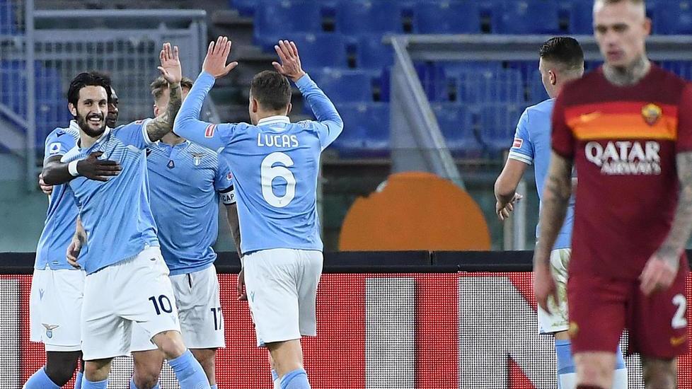 La Roma è stritolata dallo show della Lazio
