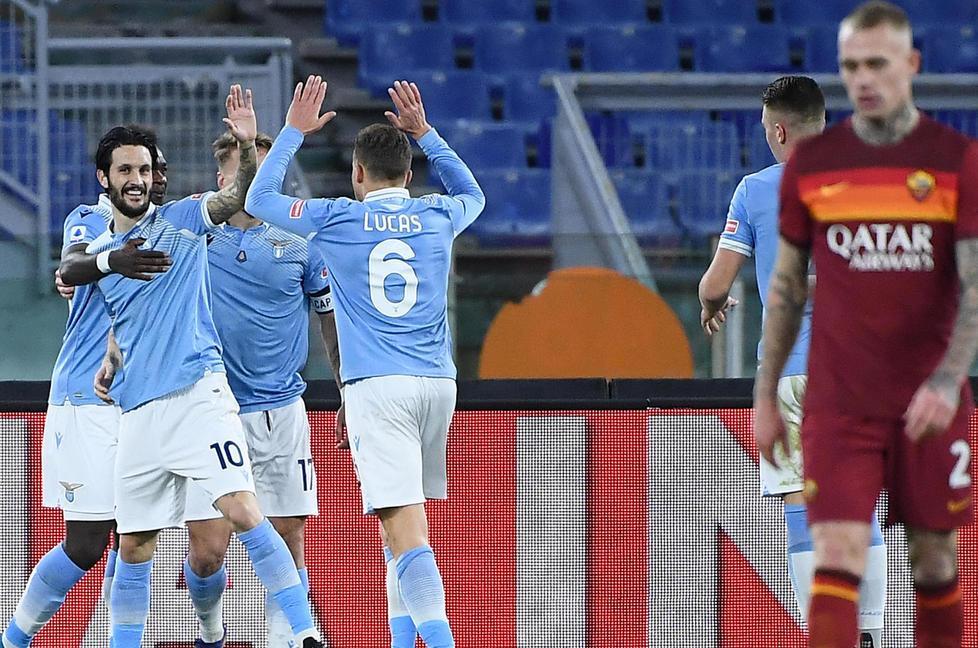 La Roma è stritolata dallo show della Lazio 