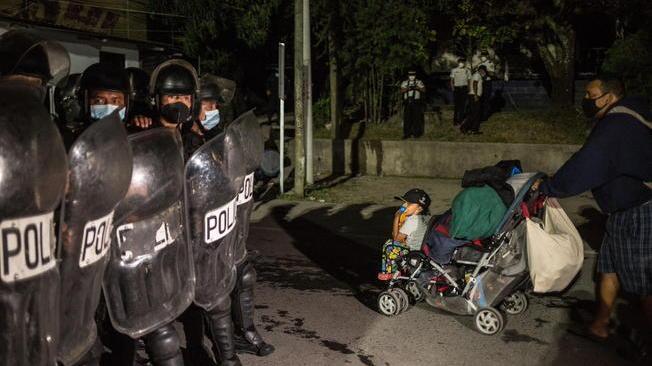 Migranti da Honduras, scontri con la polizia in Guatemala
