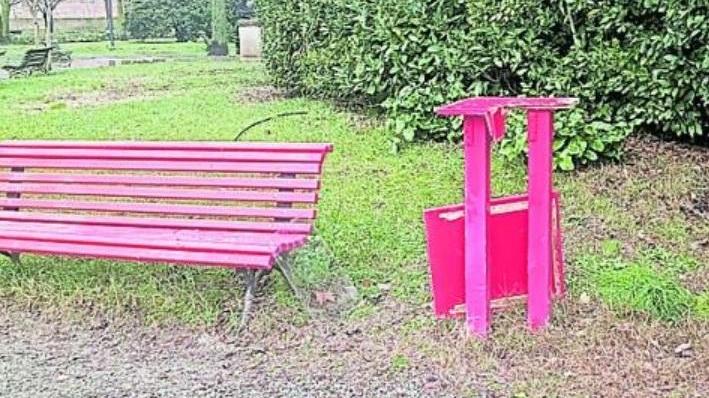 Modena. Libri presi dalle teche e dati alle fiamme Raid seriali diretti a tre parchi della città