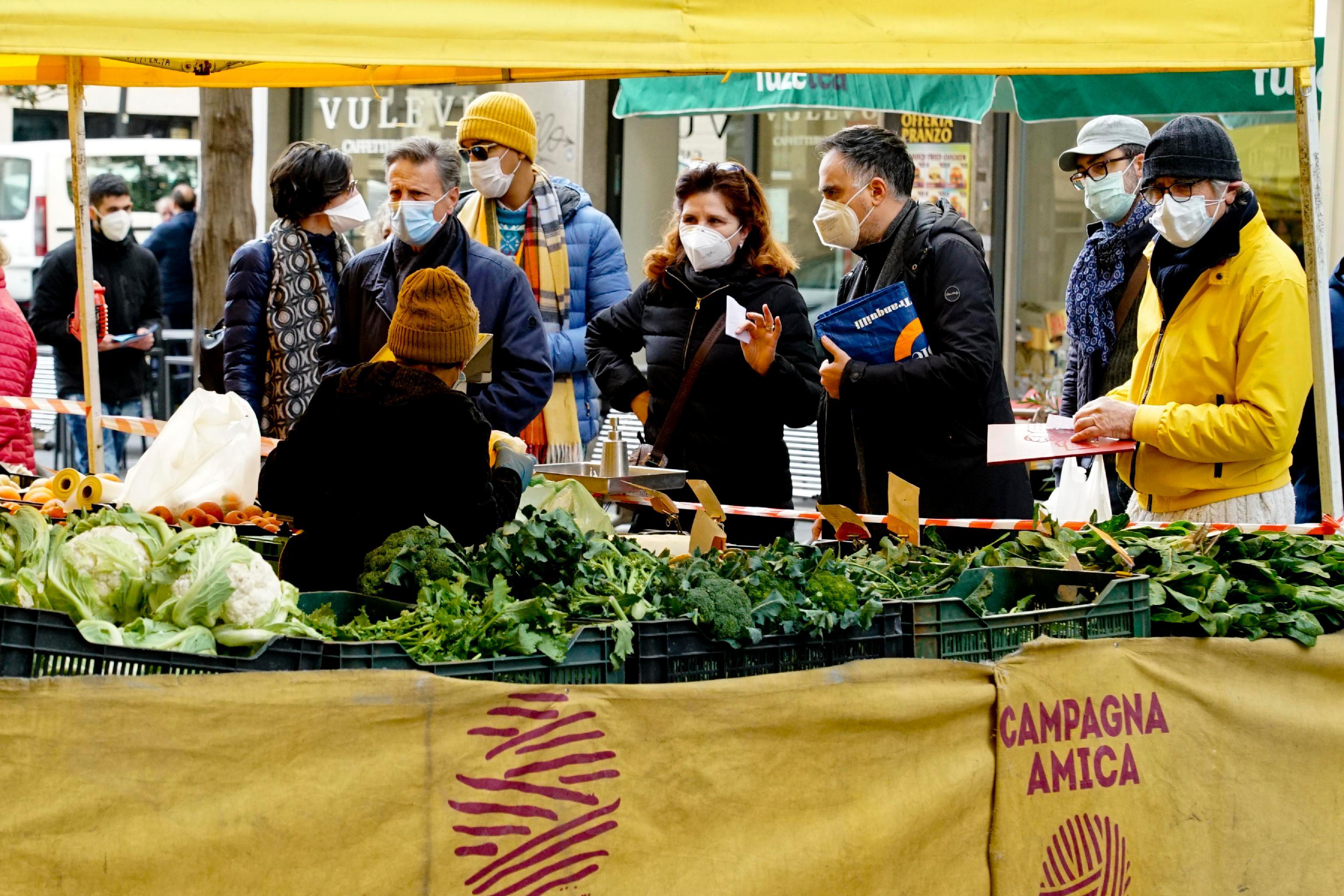 La maschera che ci salva e ci annulla