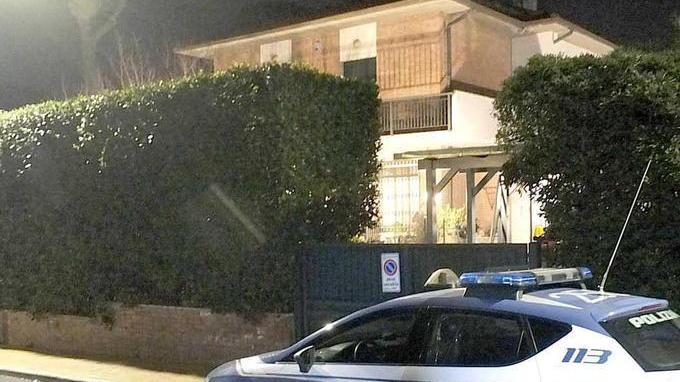 "Non fateci del male": coppia rapinata in casa. Ferito storico imprenditore balneare