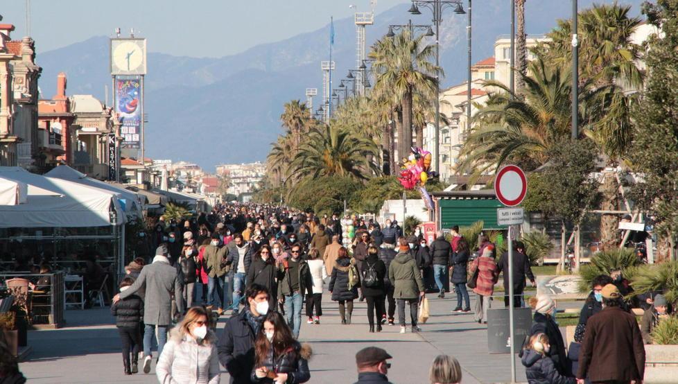 La Versilia torna ad aprire le porte a tutti. Ma Murzi non ci sta: «Serve il lockdown» 