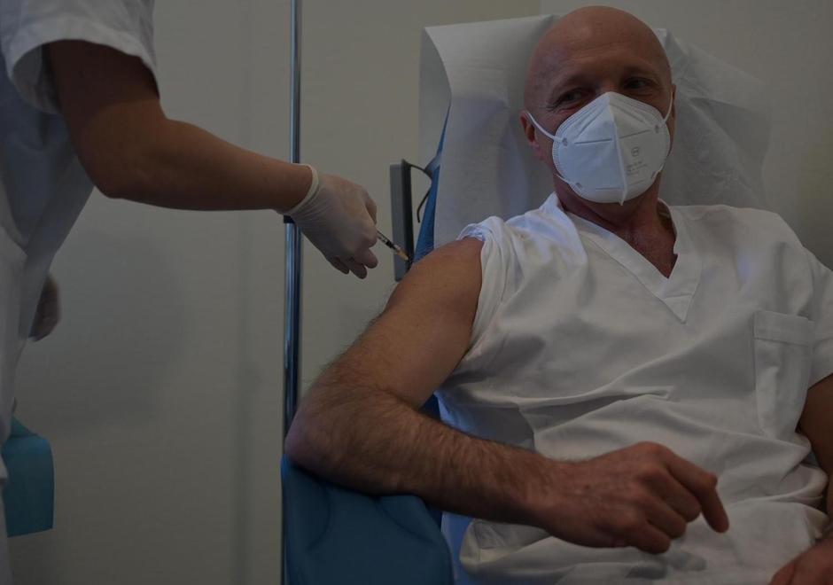 Vaccini, via ai richiami: ma saltono le prime dosi già prenotate 