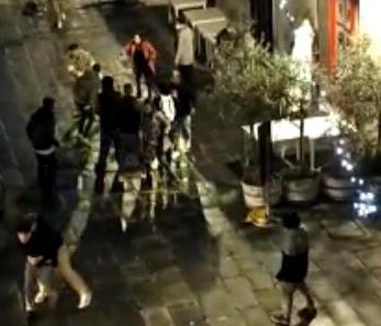Maxi rissa in centro storico: anche una ragazza all’ospedale con il naso rotto 