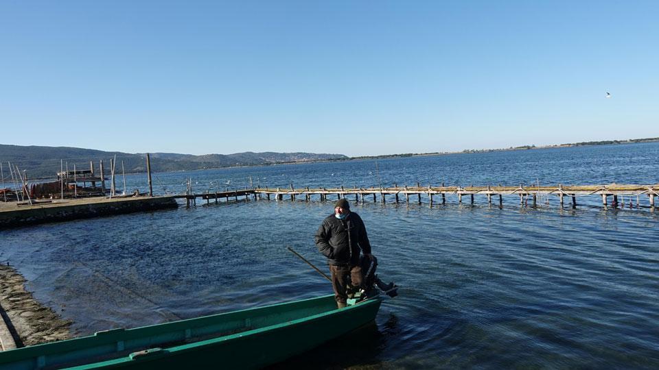 La laguna di Orbetello e uno dei barchini dei pescatori con Sergio Amenta, responsabile della comunicazione della cooperativa I Pescatori di Orbetello (FOTO ENZO RUSSO)