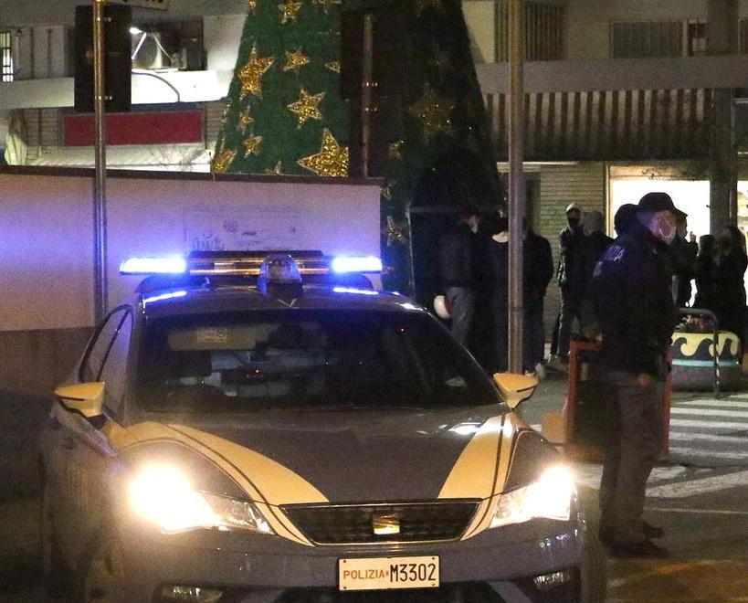 Movida, alta tensione: travolta negoziante e la polizia interviene 