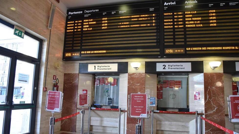 Stazione ferroviaria di Grosseto, 16 gennaio 2021: la biglietteria chiusa (Foto Agenzia Bf)