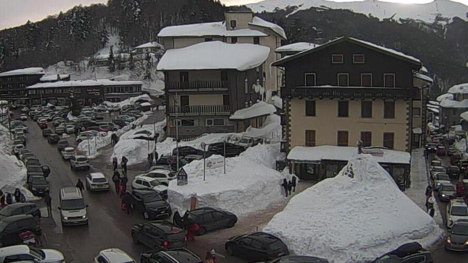 Auto in coda e parcheggi pieni in centro ad Abetone nel pomeriggio di domenica 17 gennaio